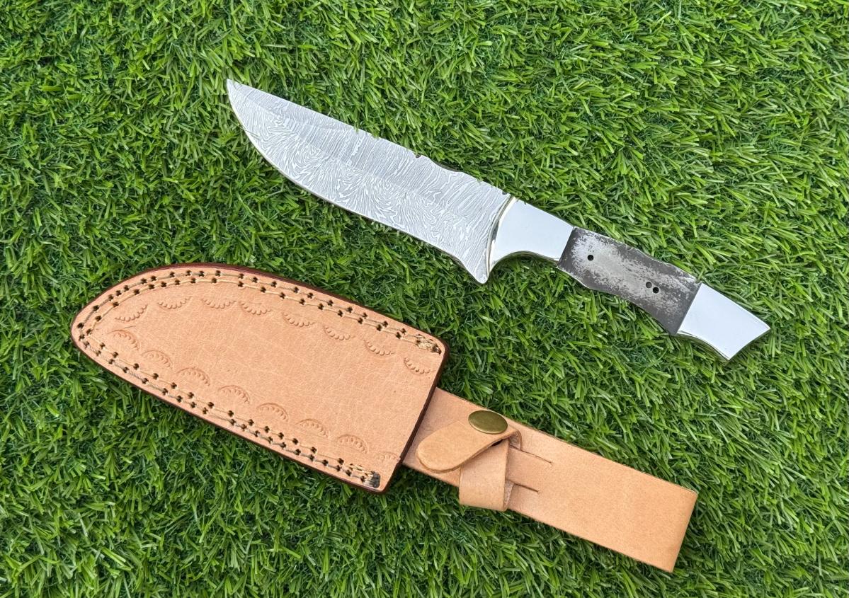 Handcrafted Damascus Steel Fixed Blade Knife with Leather Sheath