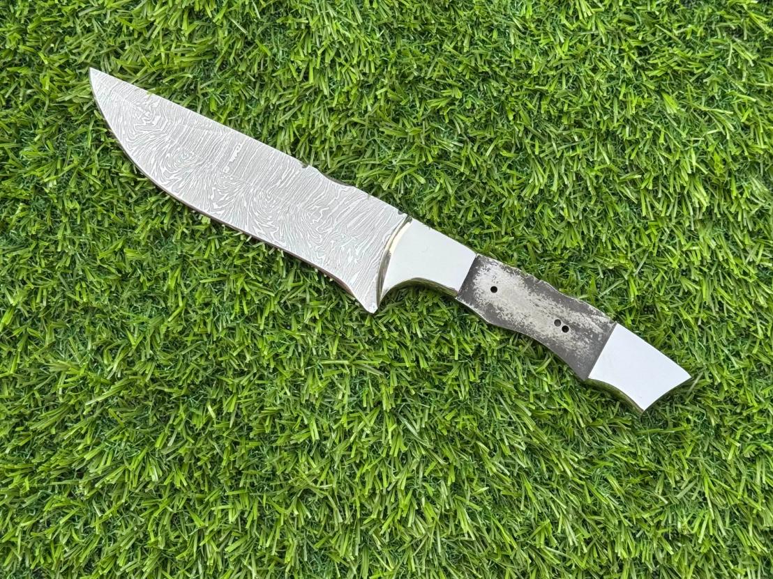 Handcrafted Damascus Steel Fixed Blade Knife with Leather Sheath