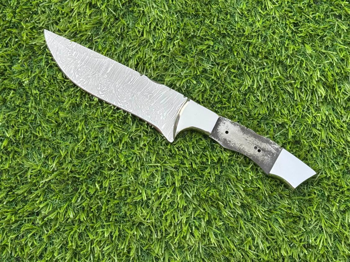 Handcrafted Damascus Steel Fixed Blade Knife with Leather Sheath