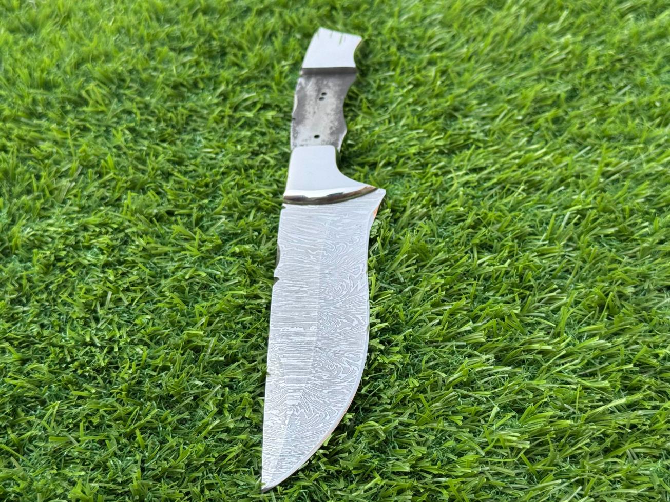 Handcrafted Damascus Steel Fixed Blade Knife with Leather Sheath