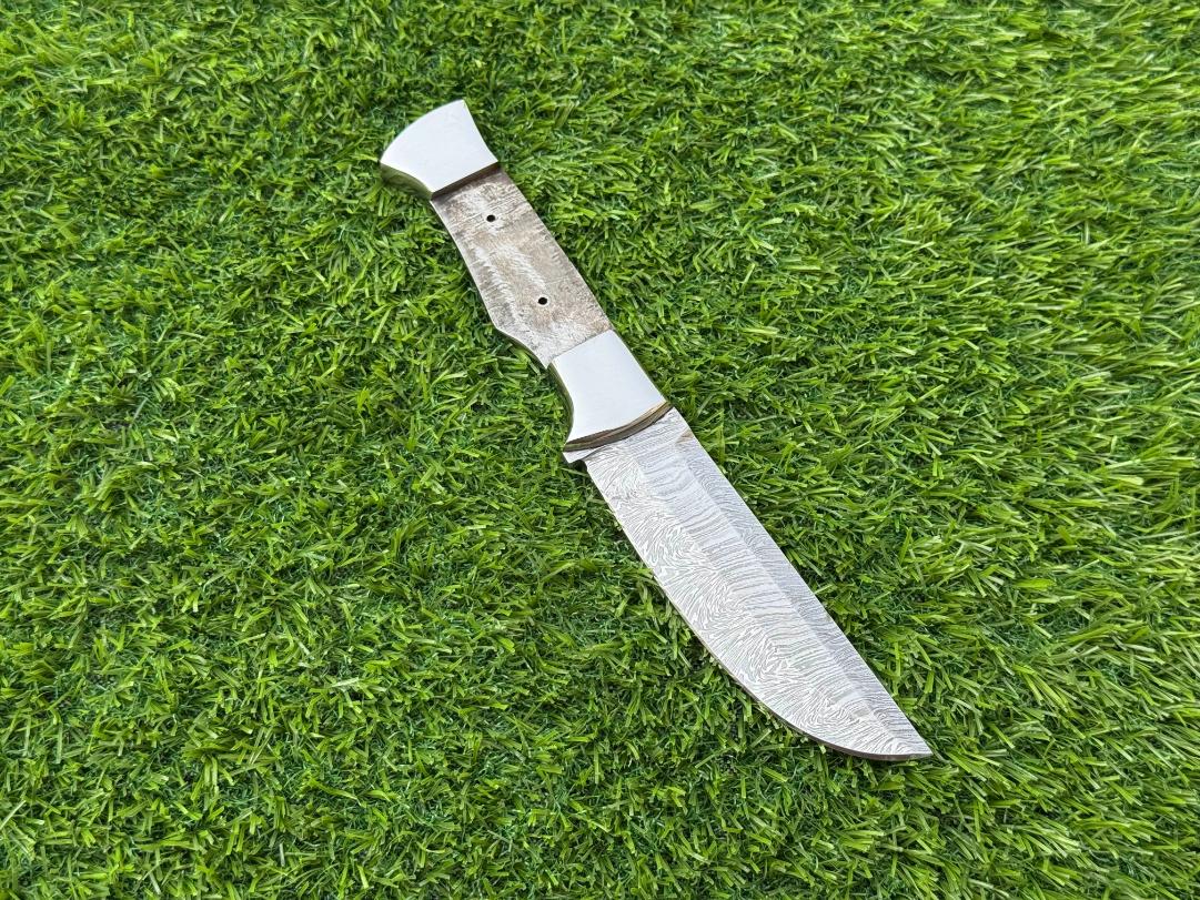 Handmade Damascus Steel Fixed Blade Knife with Leather Sheath