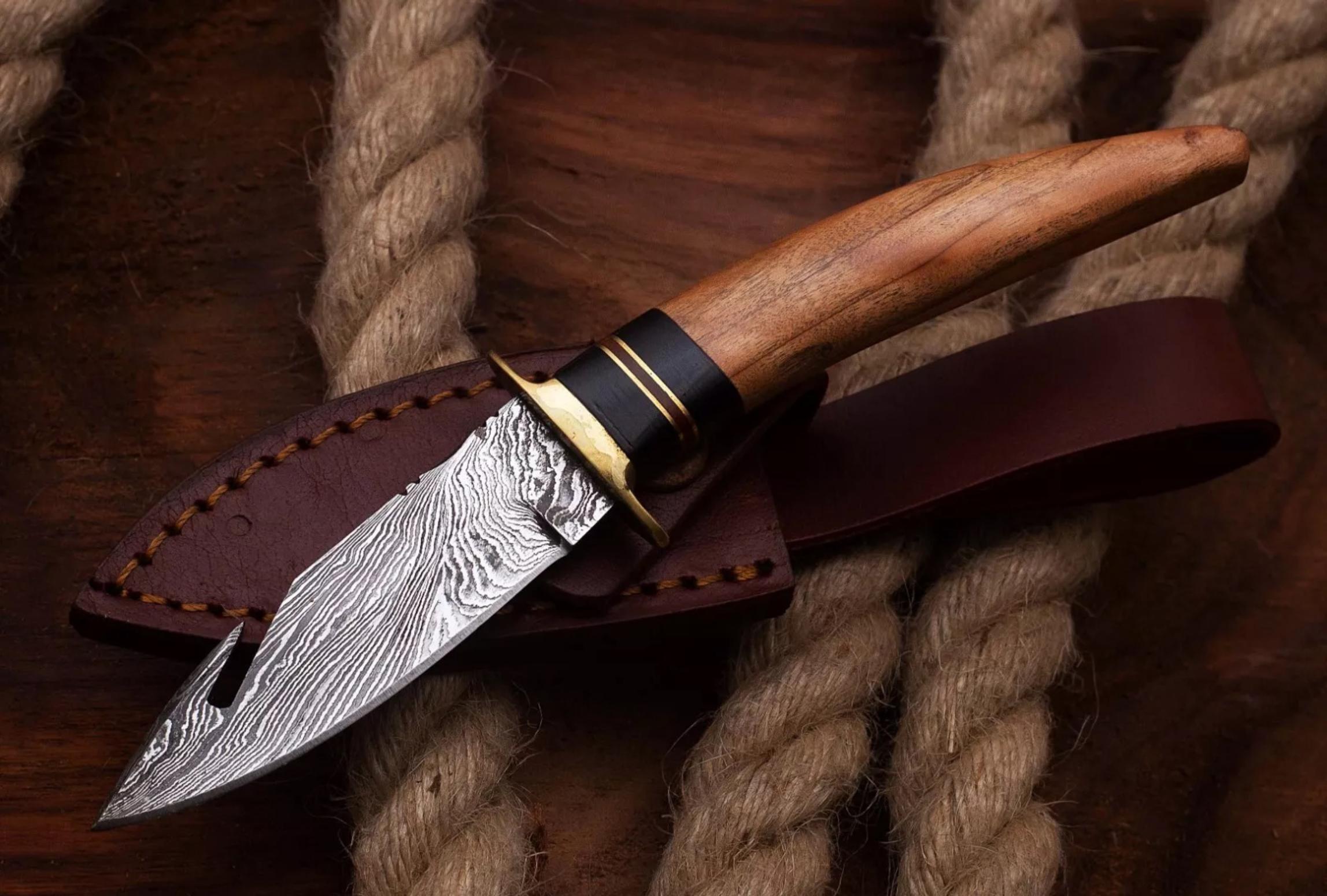 Damascus Steel Hunting Fixed Knife with Wooden Handle