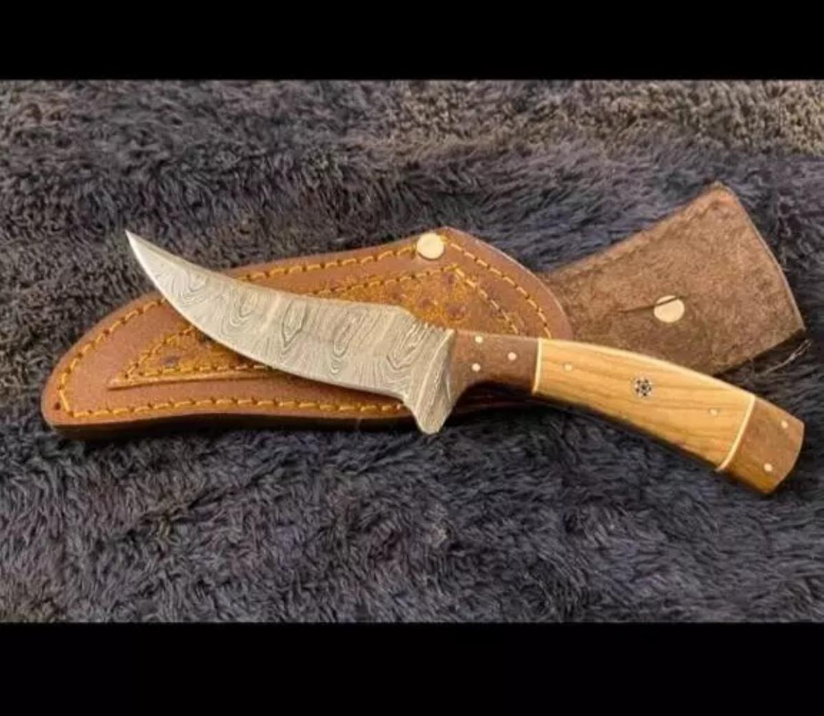 Damascus Steel Hunting Knife with Leather Sheath